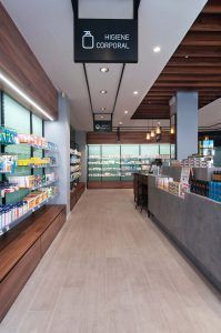 Farmacia Acequión Torrevieja. Diseño interior y Reforma por STUDIOLYKE interioristas en Alicante