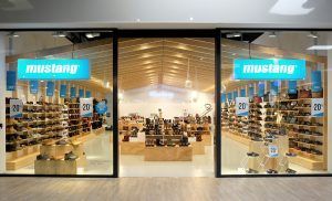 Mustang Outlet stores - Retail Design y mejoras exposición por STUDIOLYKE Alicante