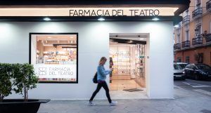 Farmacia del Teatro, Alicante - Fachada - Diseño por STUDIOLYKE