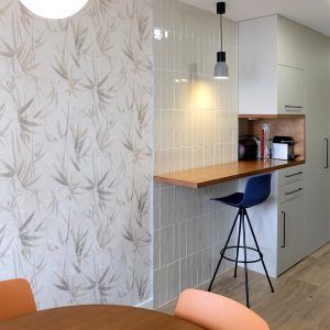 Barra desayuno en diseño de cocina en reforma integral de vivienda en El Campello