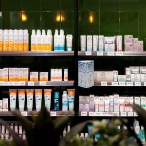 Retail Design: Diseño y Reforma de Farmacia Acequión en Torrevieja