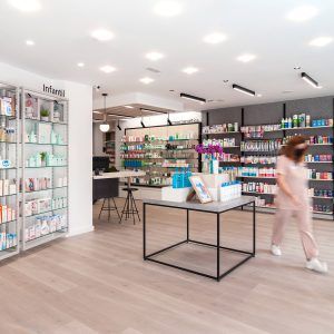 Diseño y reforma integral de Farmacia Savall en San Vicente Alicante por STUDIOLYKE