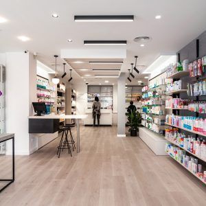 Diseño y reforma integral de Farmacia Savall en San Vicente Alicante por STUDIOLYKE