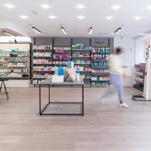 Diseño y reforma integral de Farmacia Savall en San Vicente Alicante por STUDIOLYKE