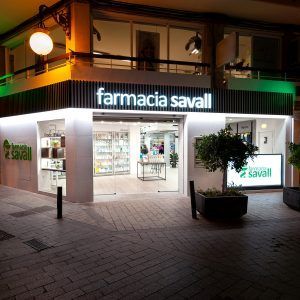 Diseño y reforma integral de Farmacia Savall en San Vicente Alicante por STUDIOLYKE
