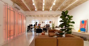 Diseño oficina Utopicum en Alicante por STUDIOLYKE