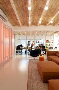 Diseño de las oficinas del equipo de creativos Utopicum en Alicante por STUDIOLYKE