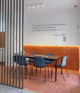 Oficina Edidelme en Mutxamel. Sillería y mesa de reuniones de Inclass. STUDIOLYKE CONTRACT