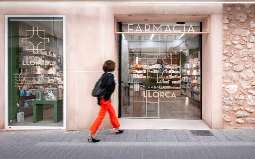 Farmacia Llorca en Pego – Diseño interior y Reforma de Farmacia por STUDIOLYKE interioristas en Alicante