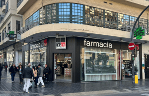 Fachada Farmacia Boix Valencia - Diseño y Reforma por STUDIOLYKE Y CONCEP FARMACIAS