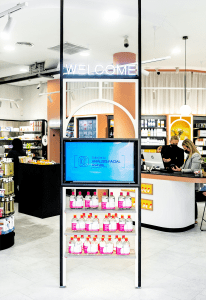 Farmacia Boix Valencia - Diseño y Reforma por STUDIOLYKE Y CONCEP FARMACIAS