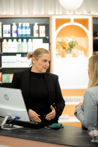 Farmacia Boix Valencia - Diseño y Reforma por STUDIOLYKE Y CONCEP FARMACIAS