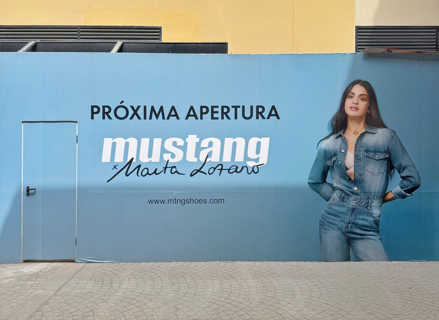 Valla de obra con vinilo corporativo Mustang, adelanto del nuevo concepto de tienda en Valencia Bonaire diseñado por Studiolyke